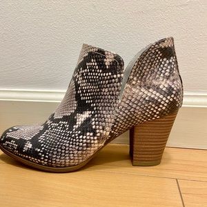 Snake skin print ankle boot / booties - size 8